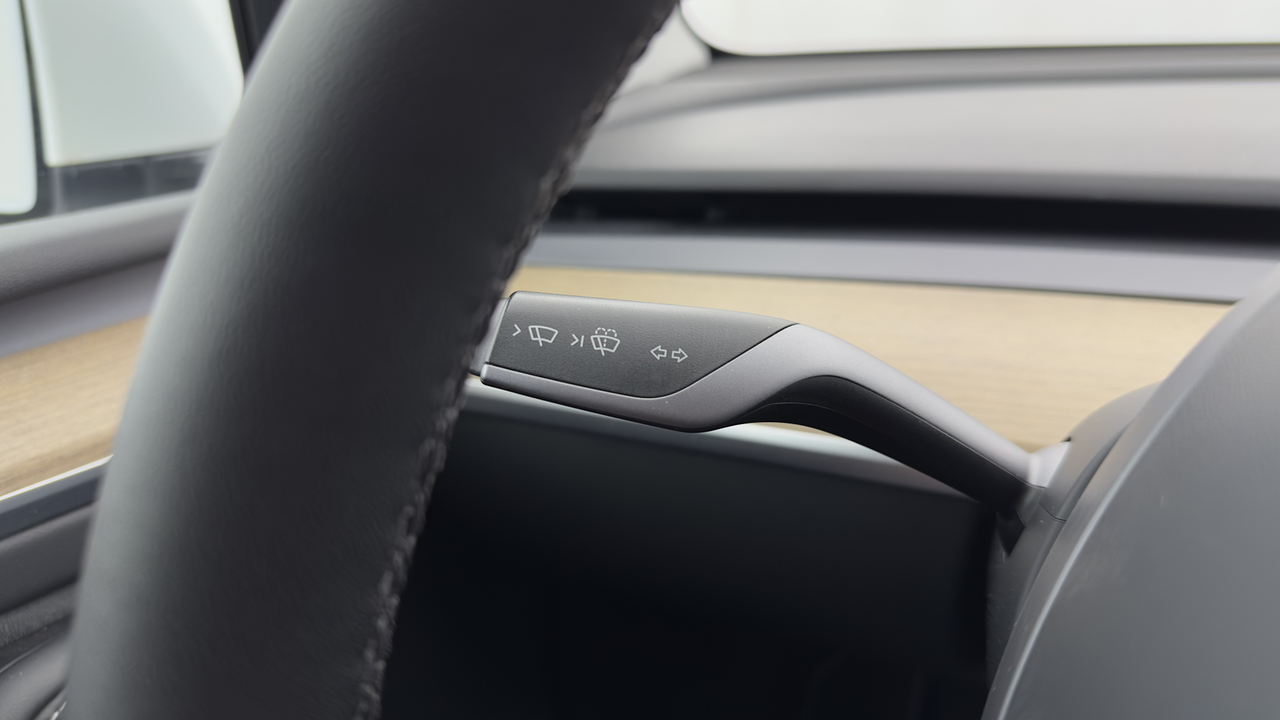 Tesla MODEL Y Standard RWD — photo 13