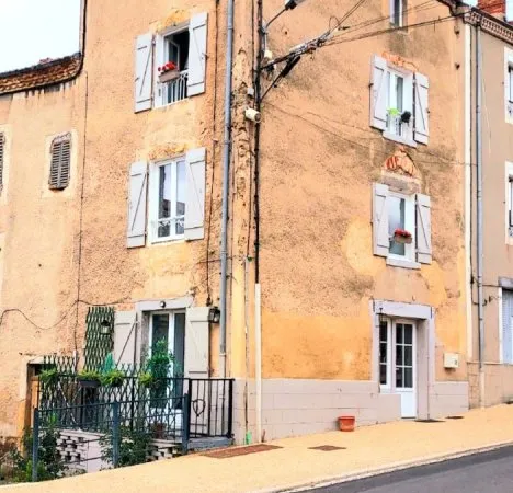 Vends Charmante maison de village au coeur du village de Ardes sur Couze en Auvergne 63420 - 1 chamb