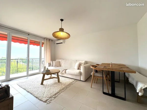 GRASSE - T2 51 m² - DERNIER ÉTAGE - VUE DÉGAGÉE & MER - BALCON - PARKING COUVERT