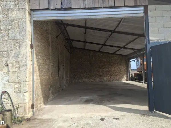 Local de stockage 120 m2 avec grande ouverture