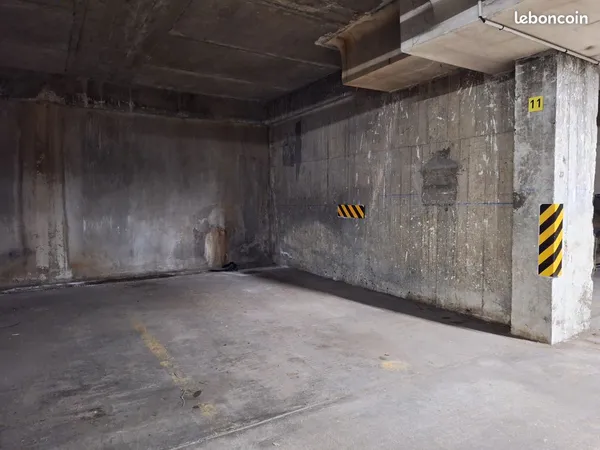 Parking securise de plain-pied gambetta - borne de recharge autorisee