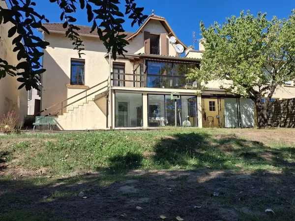 Maison bord du Lot 5 chambres avec jardin et garage