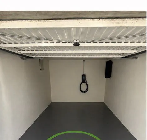 Garage fermé avec borne électrique