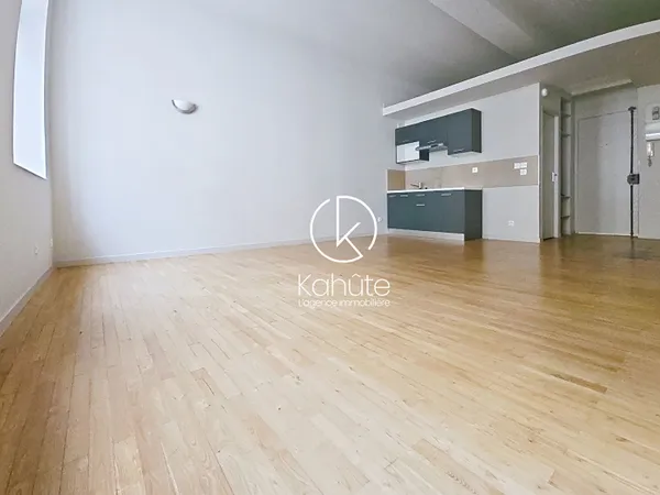 Proche Place Maréchal Lyautey, grand studio rénové avec ascenseur et DPE D/B