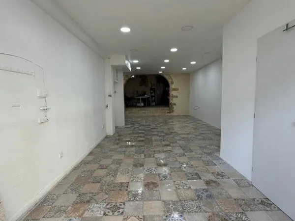 LOCAL COMMERCIAL 63 m² — 84 Cours Gouffé, 13006 Marseille Entièrement rénové — de plain-pied