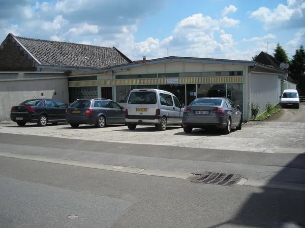 Local commercial de 150 M2 avec grand parking