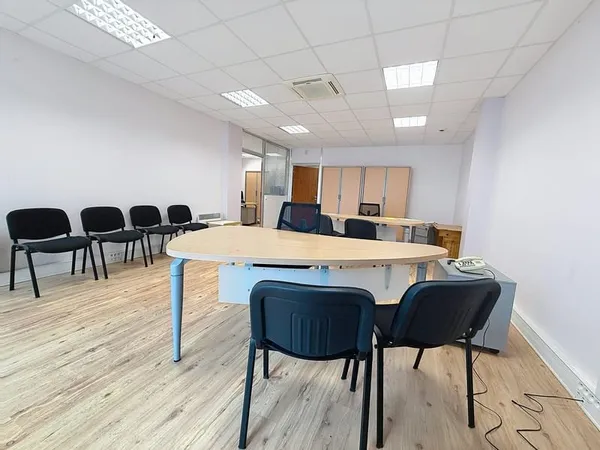 YUTZ PLACE DE L ESPLANADE LOCAL COMMERCIAL 75.5m2 1100EUR