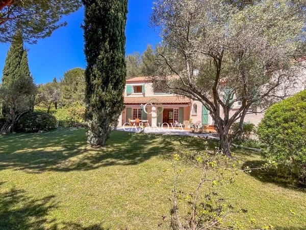 Maison de charme avec piscine, jardin luxuriant et grand garage dans un quartier résidentiel paisibl