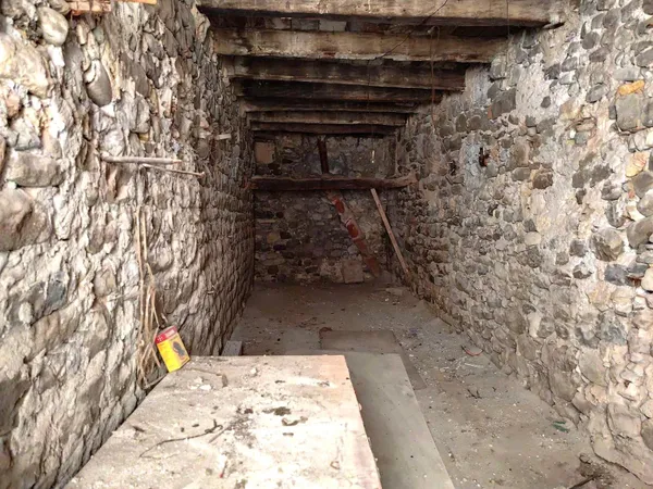 CAVE  25 m²
