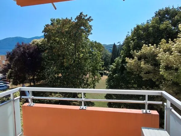 Loue 690 euros Appartement T2 65m² séjour avec clim, quartier résidentiel nord Vizille côté Montchab