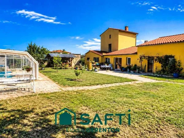 Ensemble immobilier avec piscine au pied du Canigou