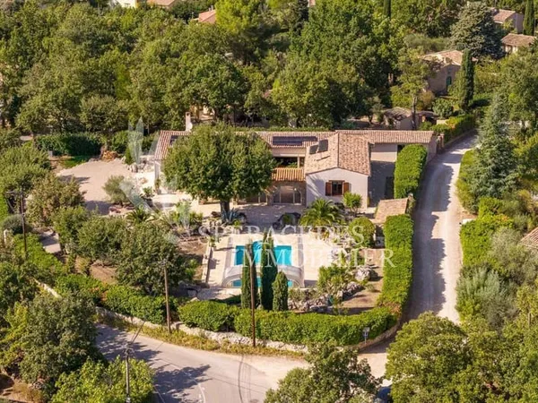 Maison de plain-pied 6 pièces 248 m²