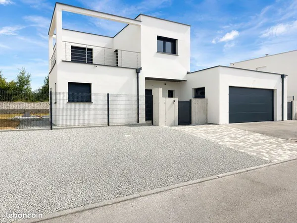 Magnifique villa de 140 m² avec piscine et toit-terrasse et vue dégagée