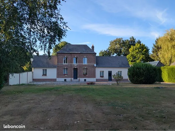 Maison familiale de 161 m² avec 4 chambres bâtie sur un terrain de 4 905 m²
