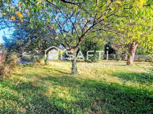 Terrain boisé et constructible de 585m2 proche centre-ville !!!