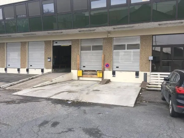 Local d'activité 896 m²