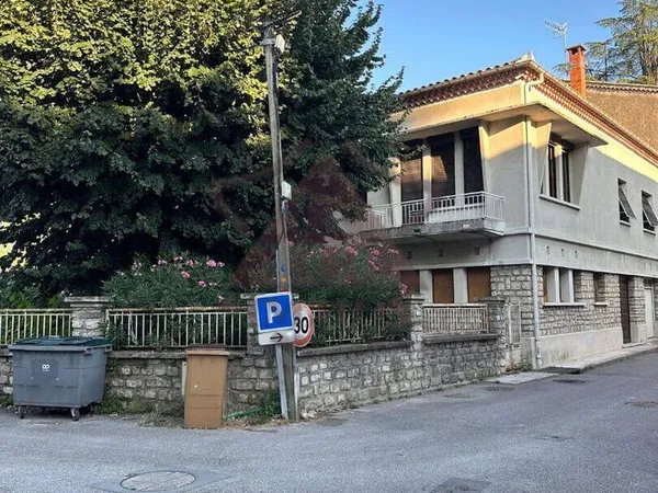 Maison de plain-pied 8 pièces 240 m²