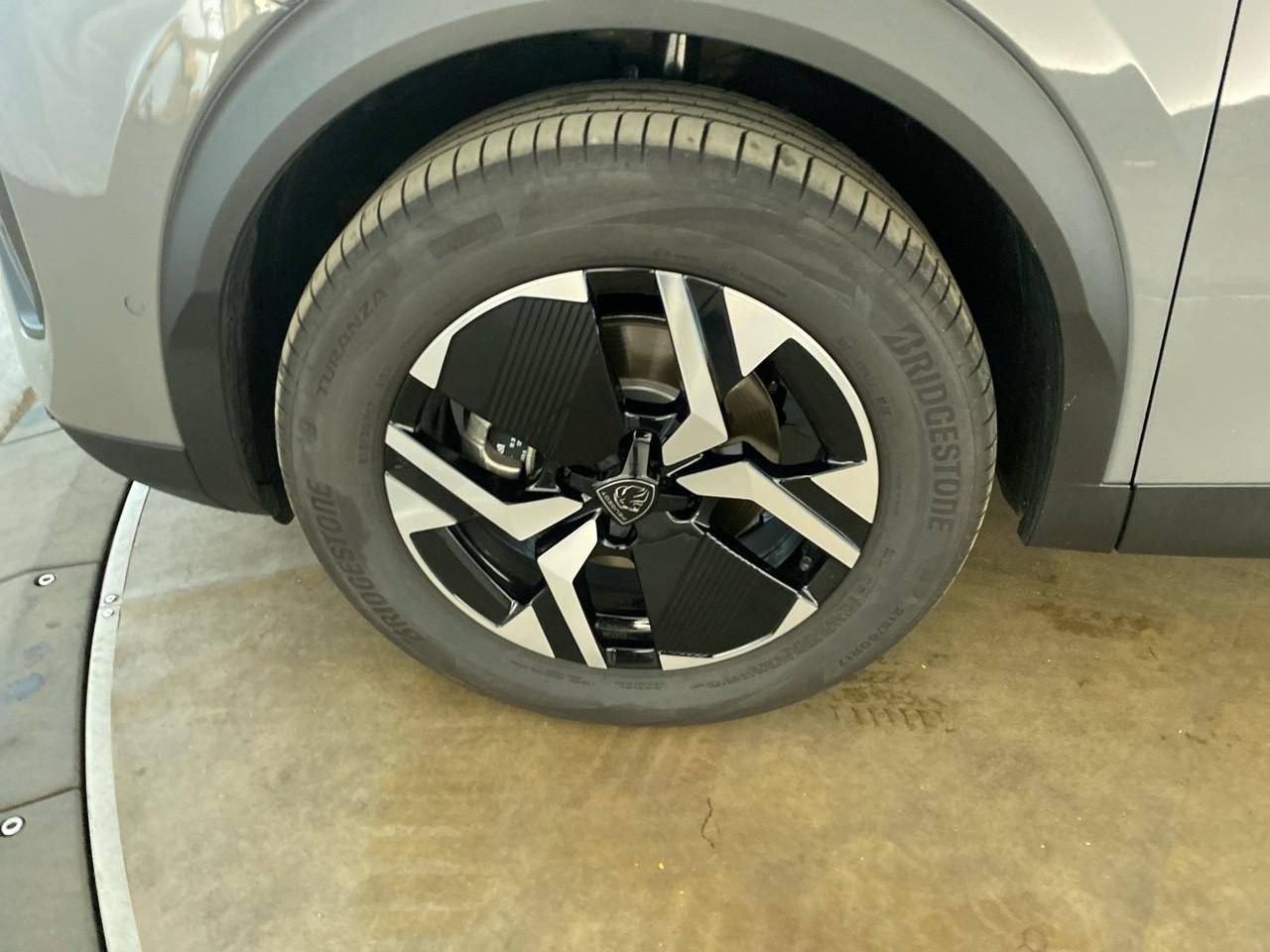 Peugeot 2008 hybrid 145 ch e-dcs6 allure — photo 11