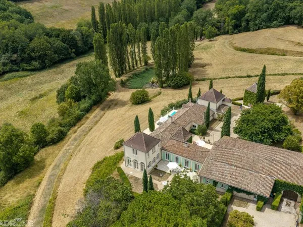 Propriété de prestige avec piscine et dépendances
