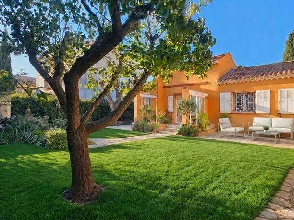 A 300 m du port de Sanary-sur-Mer Maison 4 pièces de plain-pied, avec potentiel d'agrandissement