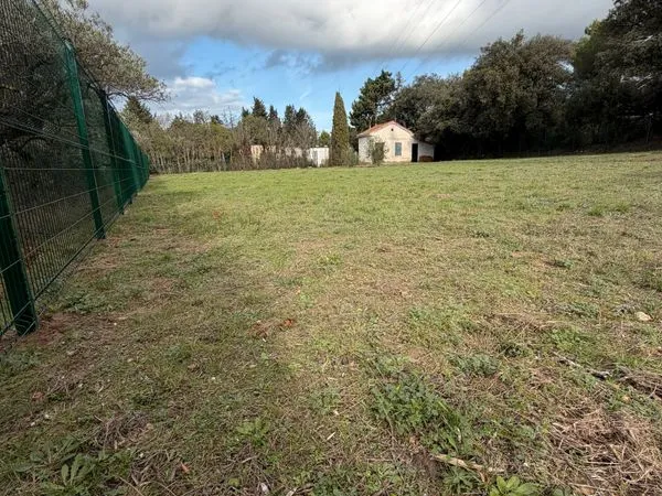 Terrain agricole cloturé de 1362m² borné + petit mazet