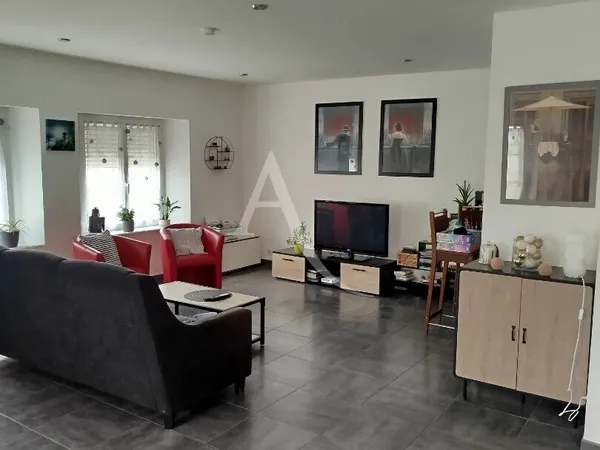 ENSEMBLE IMMOBILIER EN PIERRES AU COEUR DE MOUTIERS.