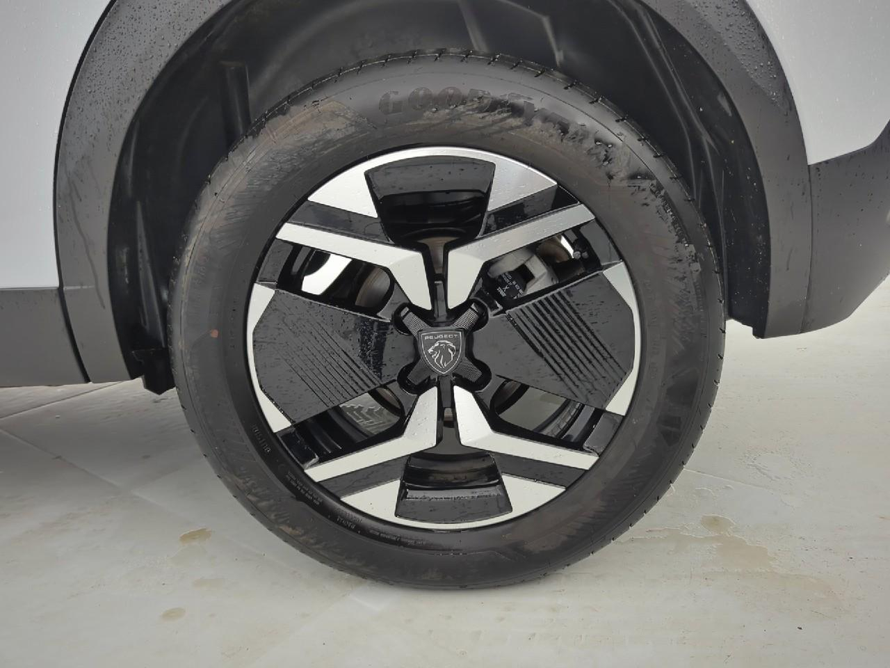Peugeot 2008 hybrid 145 ch e-dcs6 allure — photo 11