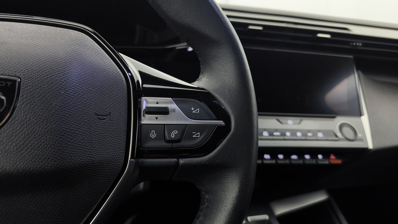 Peugeot 308 SW PHEV 180 e-EAT8 — photo 17