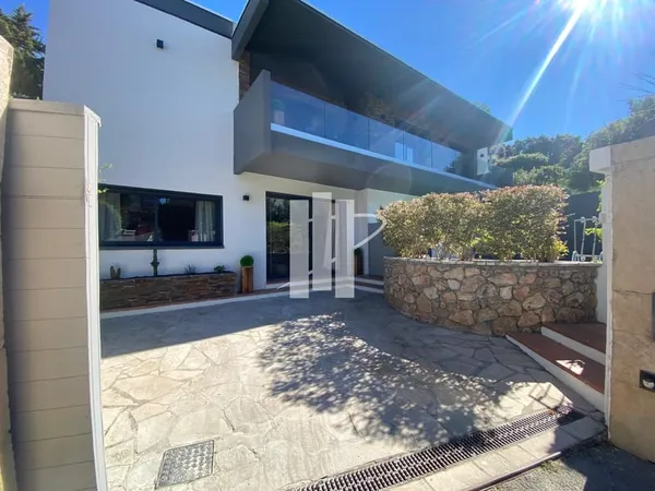 A VENDRE VILLA DE 235m2 DIVISEE EN 3 APPARTEMENTS
