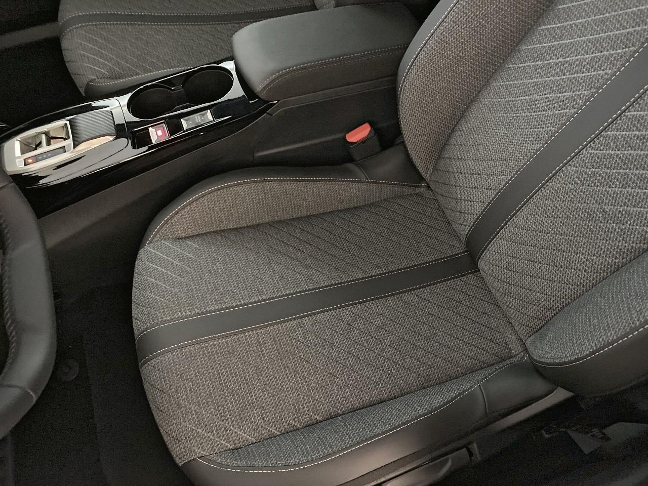 Peugeot 2008 hybrid 145 ch e-dcs6 allure — photo 9