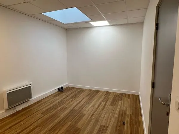 Bureaux/locaux à louer 14m² et 54m² avec un espace de stockage 52m²
