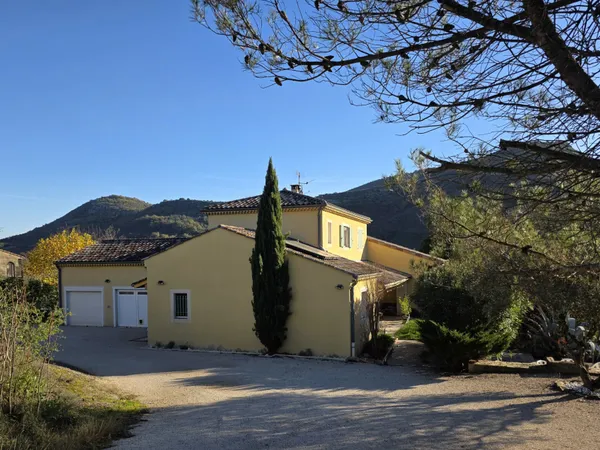 Propriété d'environ 2 100 m2 avec piscine et maison 7 pièces