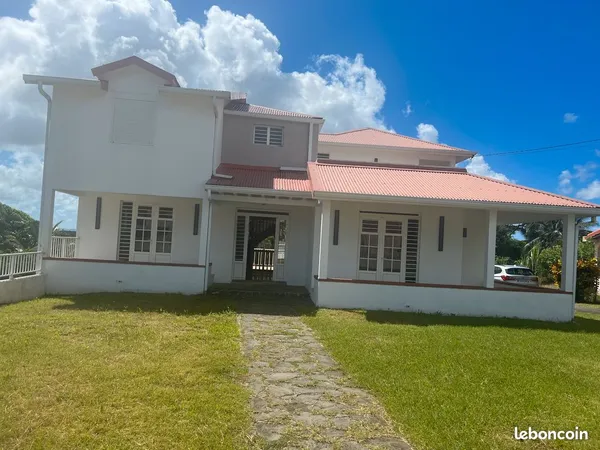 Villa de standing sur deux niveaux avec piscine à La Haut Robert