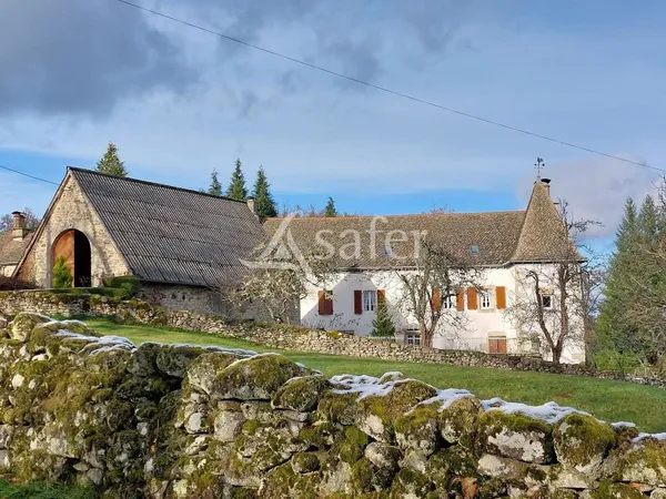Propriété de Caractère d'environ 10ha90 dont une partie du fo