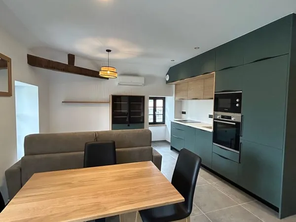APPARTEMENT T2 MEUBLÉ À LOUER DANS UN IMMEUBLE ENTIÈREMENT