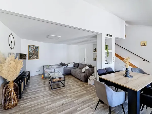 Duplex rénové 77,91 m2 habitables / env. 115 m2 au sol 2