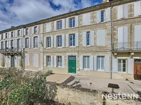 A Vendre Maison de Ville en Pierre, entièrement rénovée de 186 m² dans le centre historique de Condo