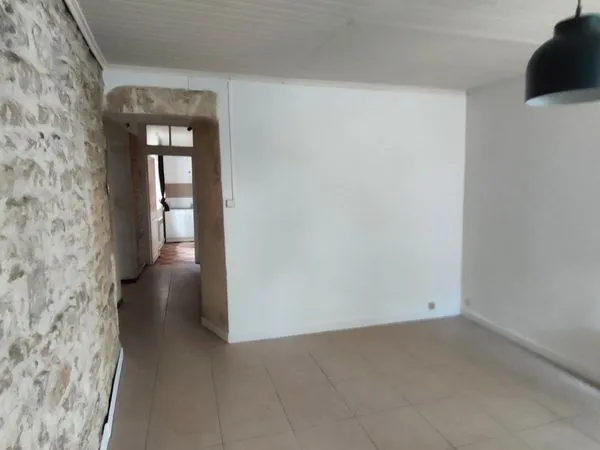 P2 45m2 au 2ème étage proche Maison Carrée