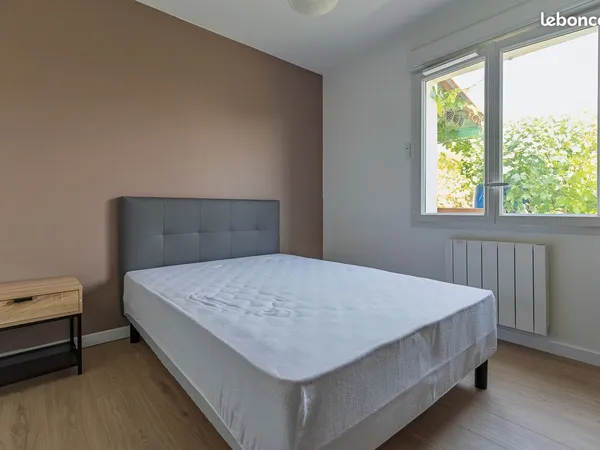 Chambre meublée