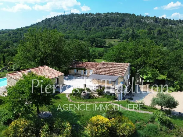 Luberon Mas en pierres sur 3Ha de nature avec terrasse et piscine