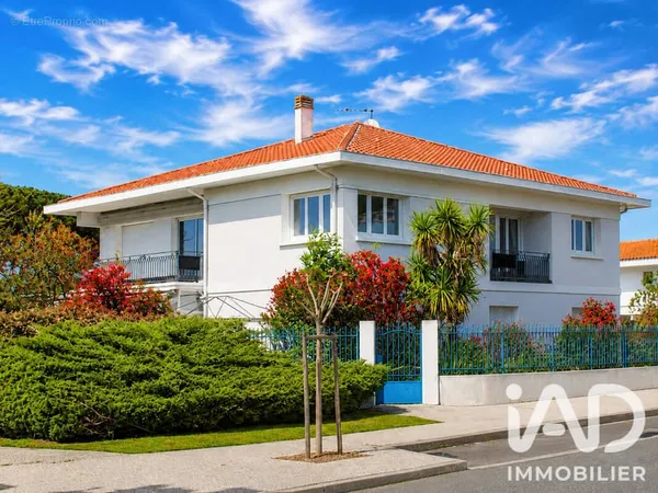 Maison 9 pièces 308 m² à vendre à Ares (33740)