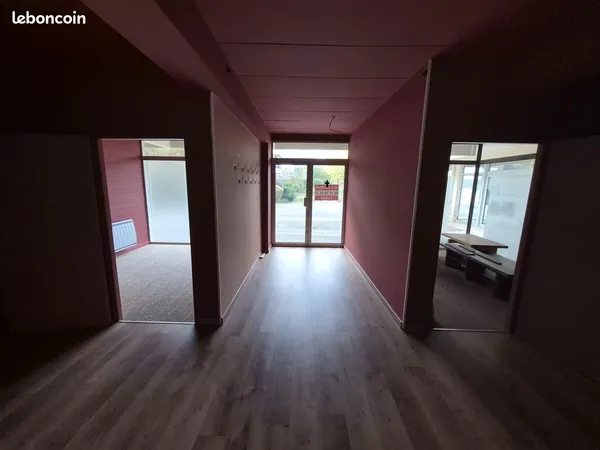 Au centre de Saint Jorioz Local de 50 m² plus sous sol de 30 m²