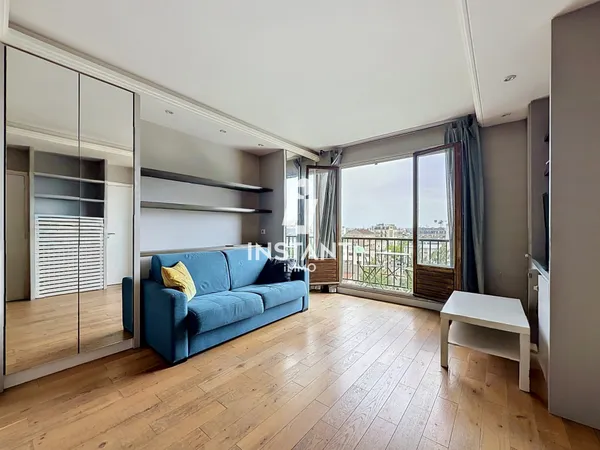 Le calme en hyper-centre : dernier étage, balcon et vue imprena