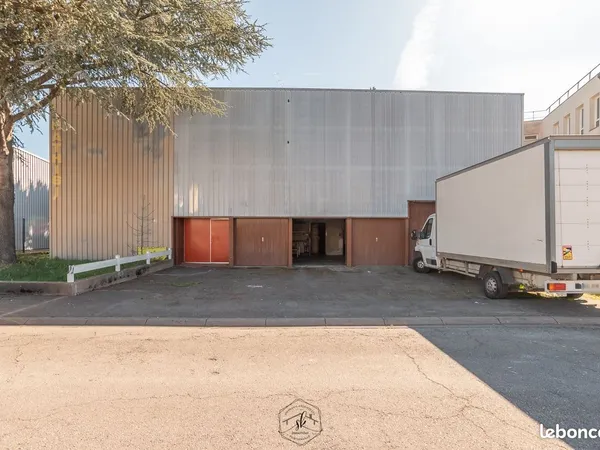 Entrepôt 400 m² avec monte-charge, 5 portes de garage