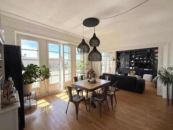 SUPERBE APPARTEMENT HAUSSMANNIEN DE CARACTERE