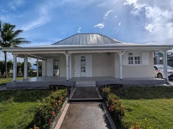 Villa F4 agréable et lumineuse, avec garage fermé, située dans lotissement calme