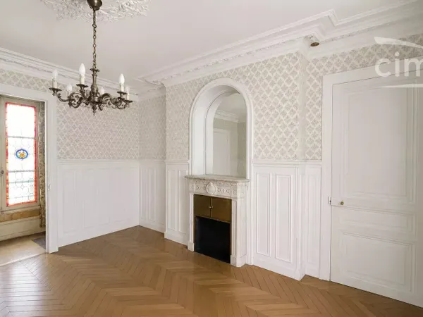 Rare :  Paris 10ème - Plateau entier post-haussmannien de 100 m² traversant à rénover