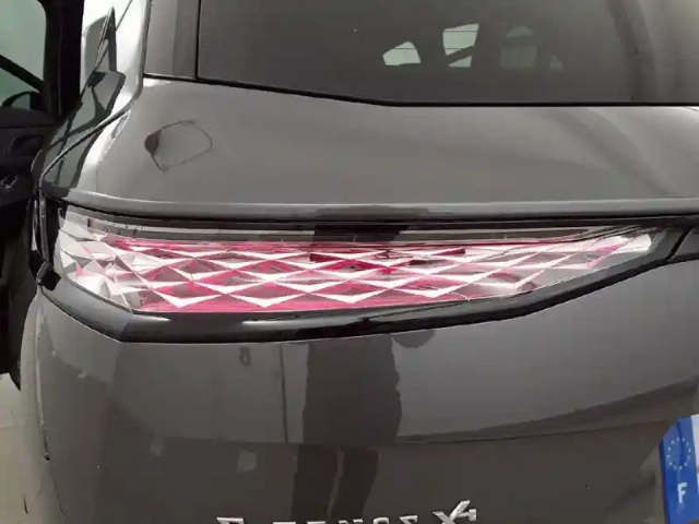 Ds Ds 7 hybride rechargeable e-tense 300 eat8 4x4 — photo 17