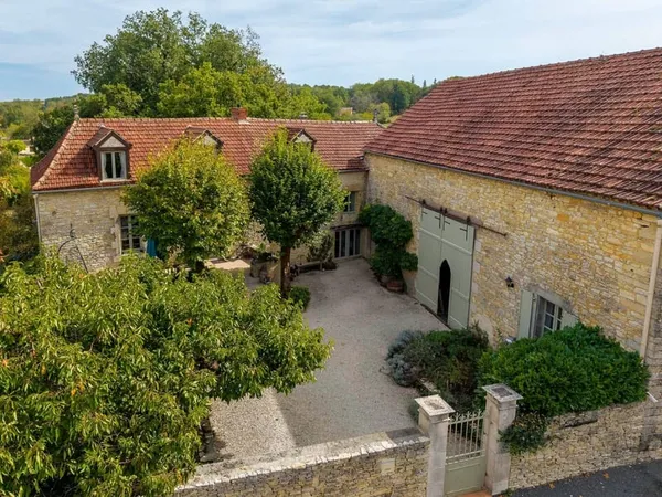 Superbe ferme restaurée avec grande grange et piscine