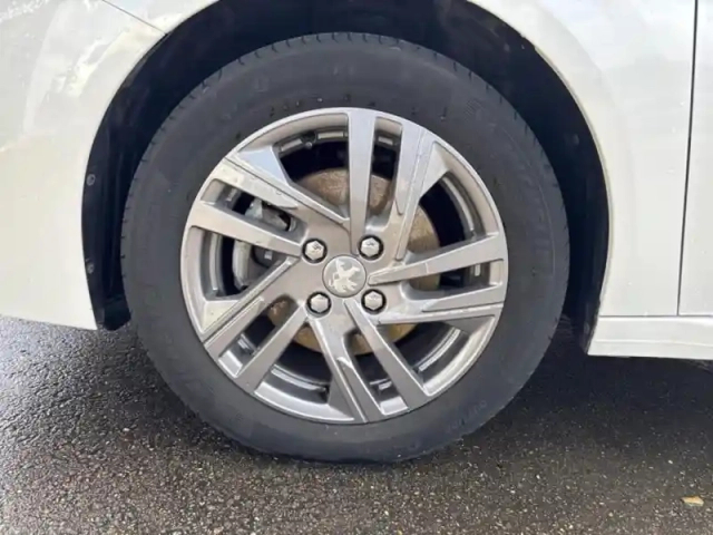 Peugeot 208 1.2 puretech 100ch s&amp;s style eat8 — photo 10